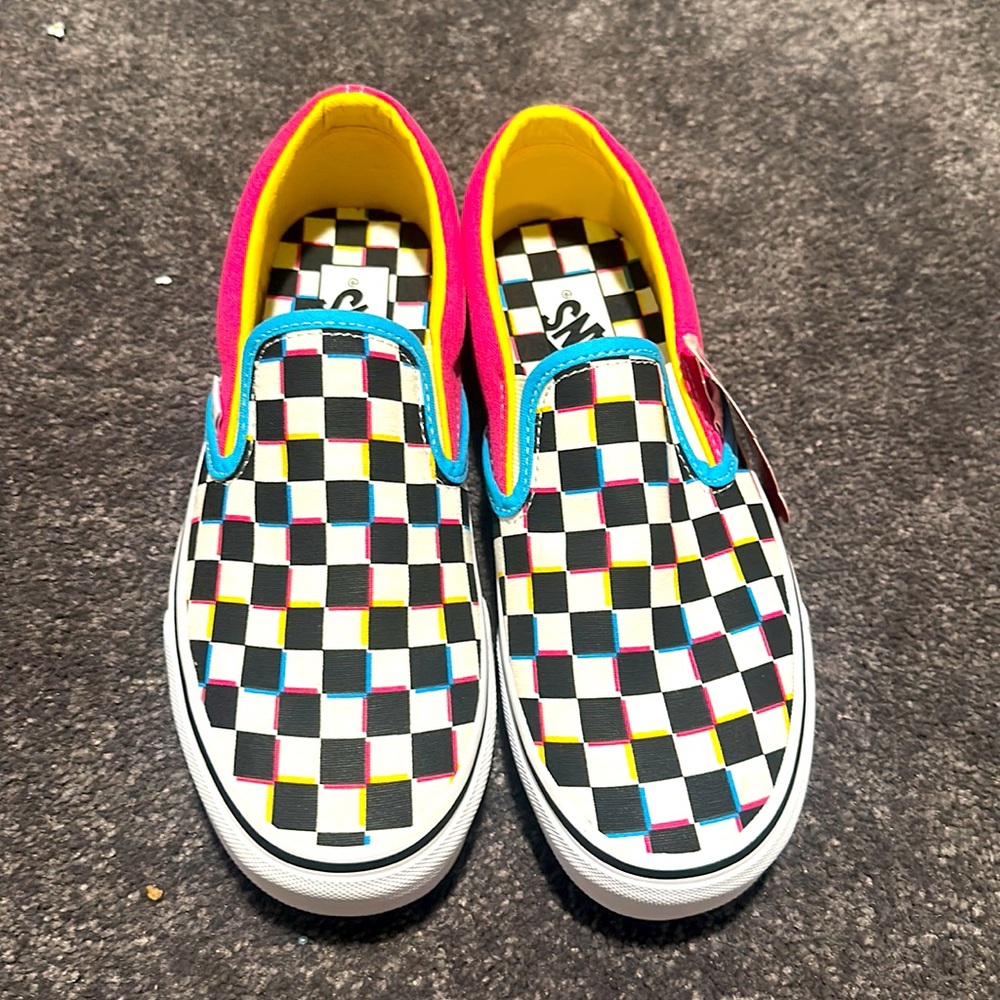 Vans sneakers US 7.5 woman’s and 6 men’s. Brand new with tag.